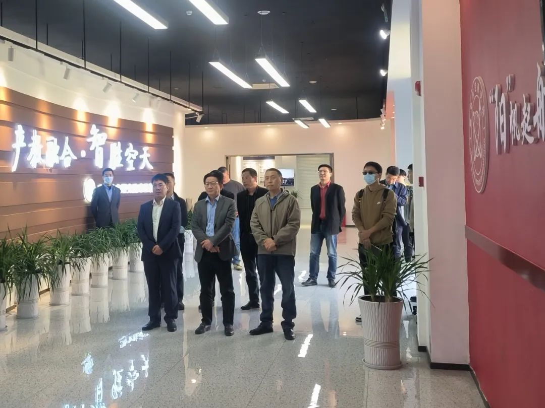 湖北省國防科技工業辦公室副主任周峰一行蒞臨我院調研指導